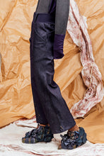 Load image into Gallery viewer, AW25 ANRI FLARE ZIP PANTS - DENIM