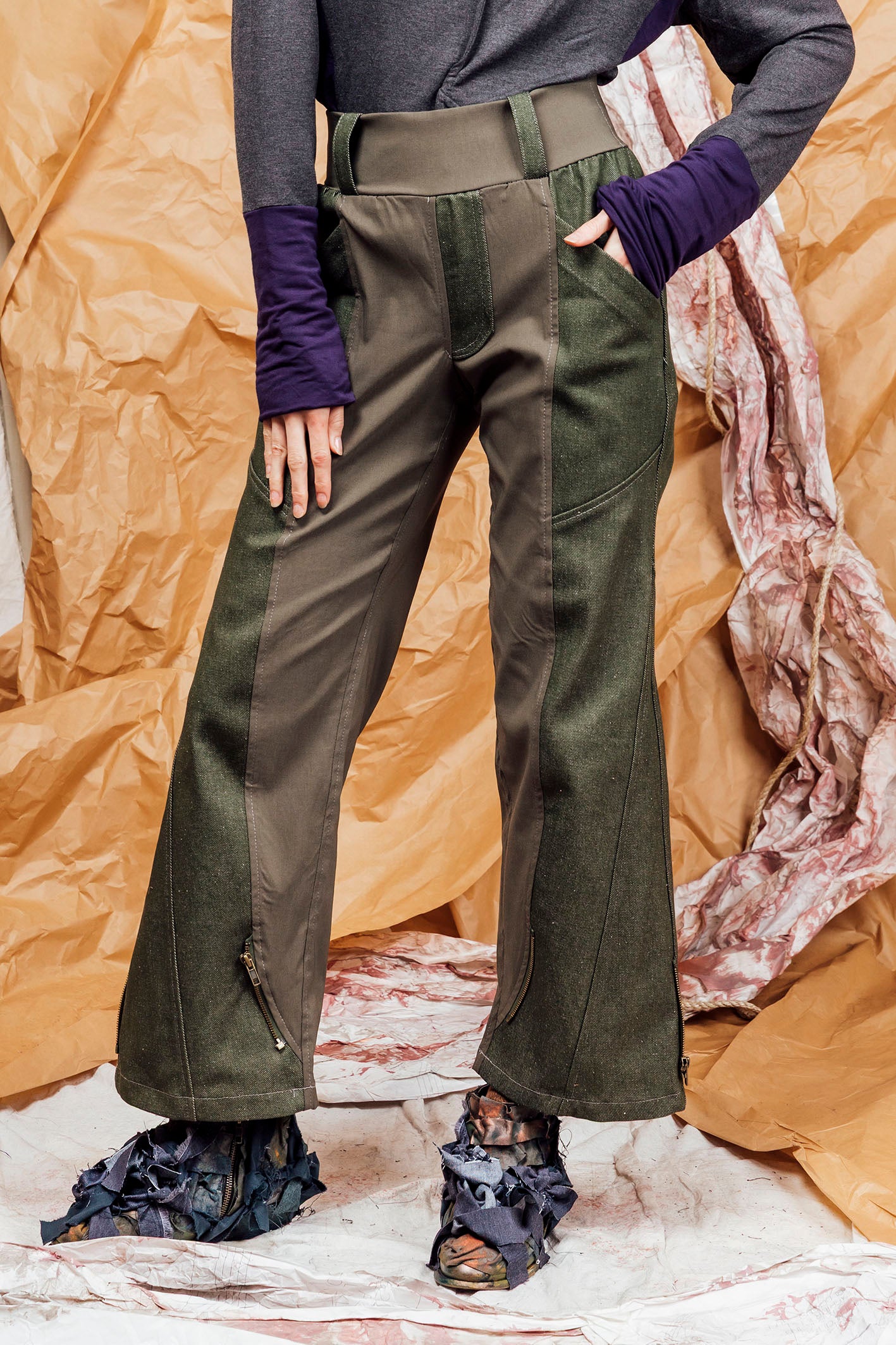 AW25 ANRI FLARE ZIP PANTS - FOREST KHAKI