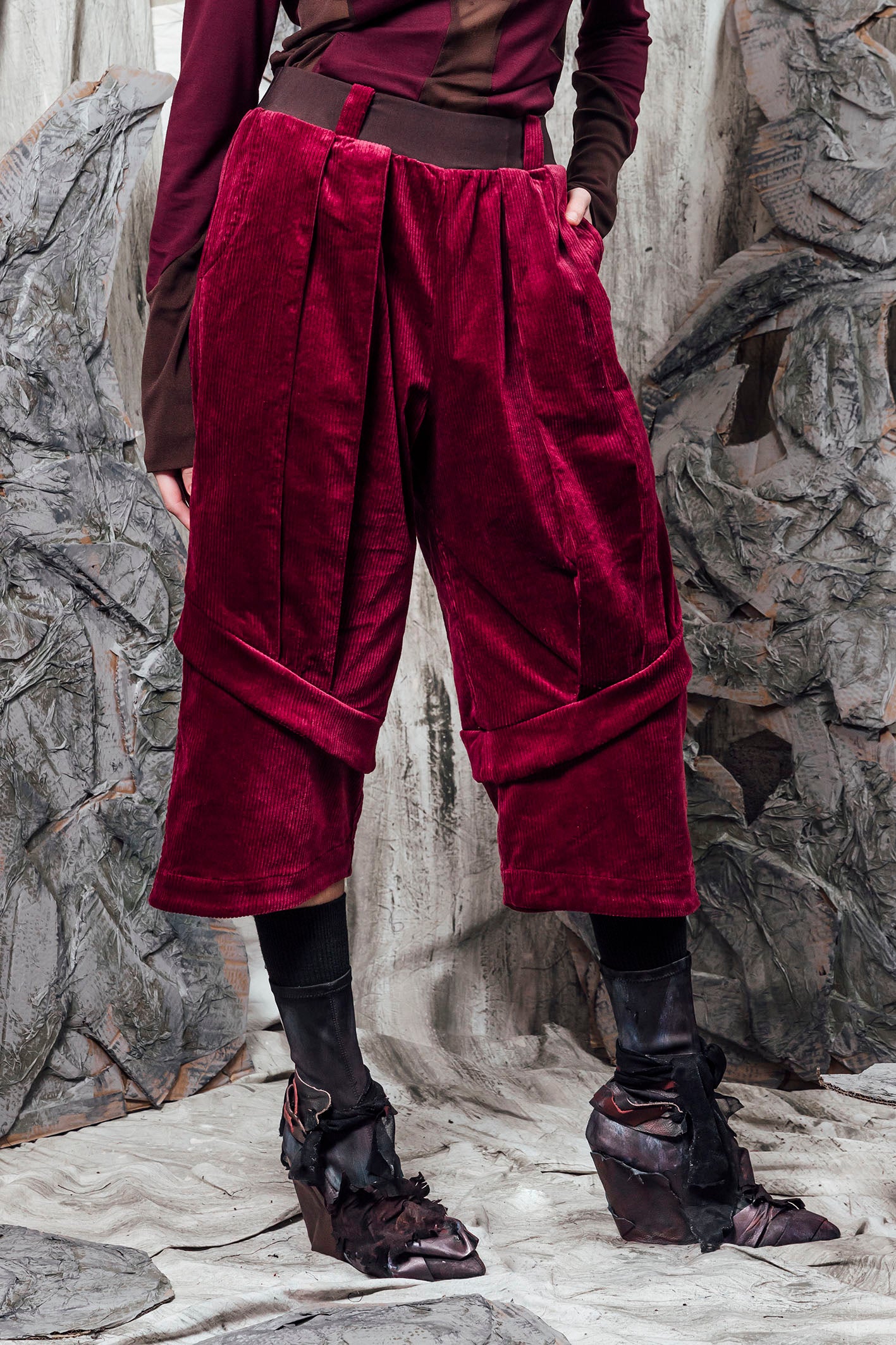 AW24 PLICA DOUBLE CUFF PANTS - CURRANT