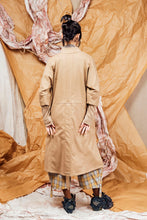 Load image into Gallery viewer, AW25 SAIGE LONG RUCHE JACKET - CAMEL