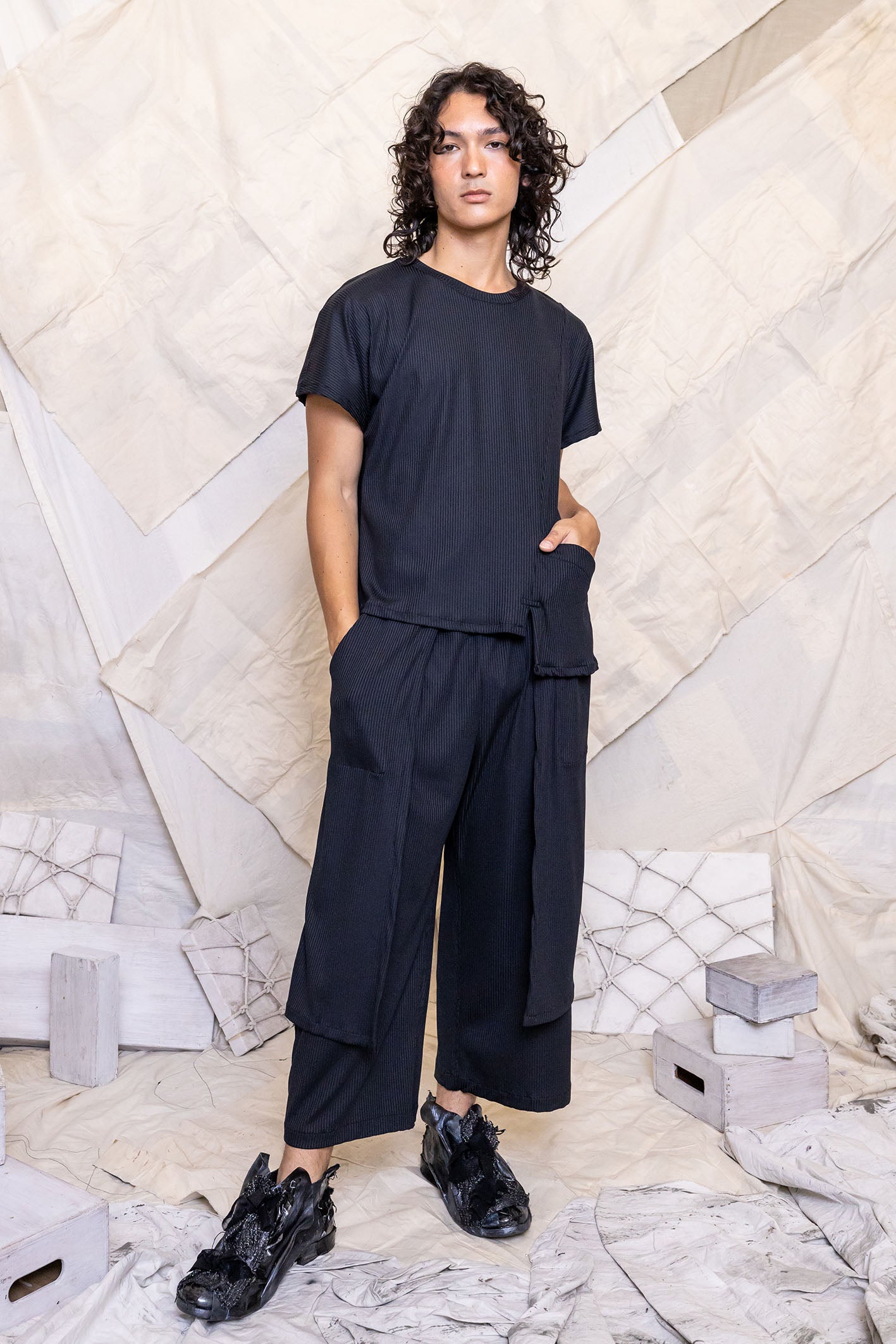 RS25 KAI ASYMMETRIC POCKET TEE - OBSIDIAN RIB