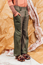 Load image into Gallery viewer, AW25 ANRI FLARE ZIP PANTS - FOREST KHAKI